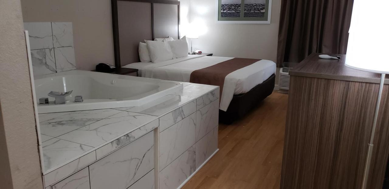 מולטרי Quality Inn מראה חיצוני תמונה