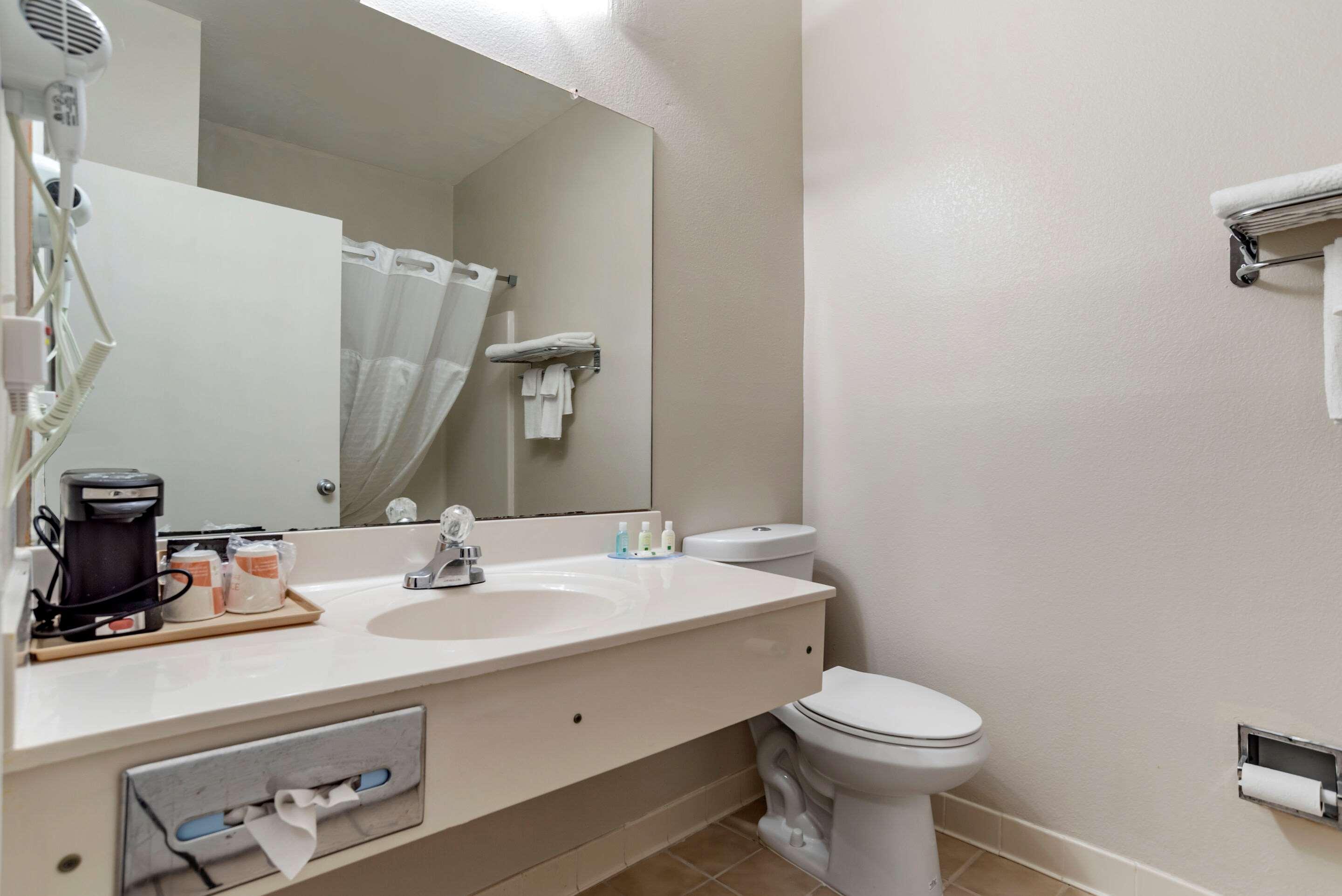 מולטרי Quality Inn מראה חיצוני תמונה