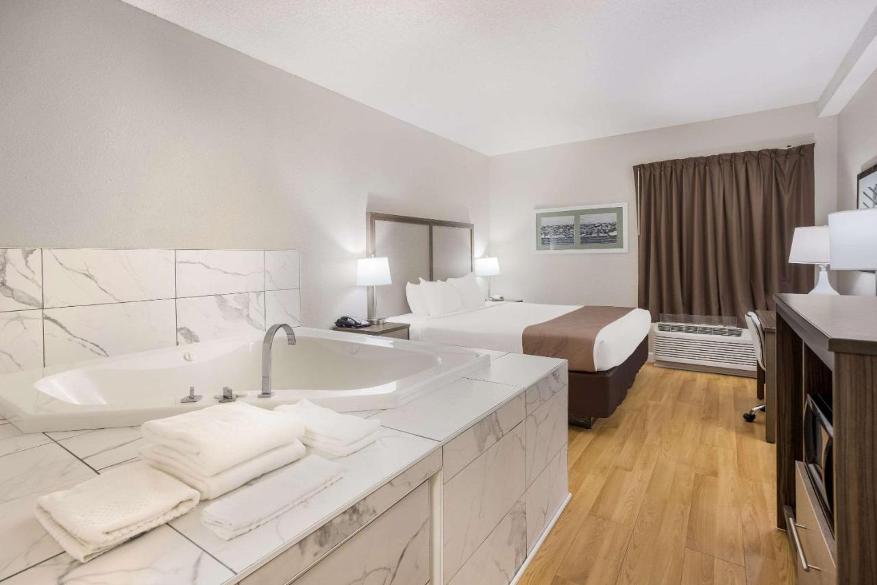 מולטרי Quality Inn מראה חיצוני תמונה